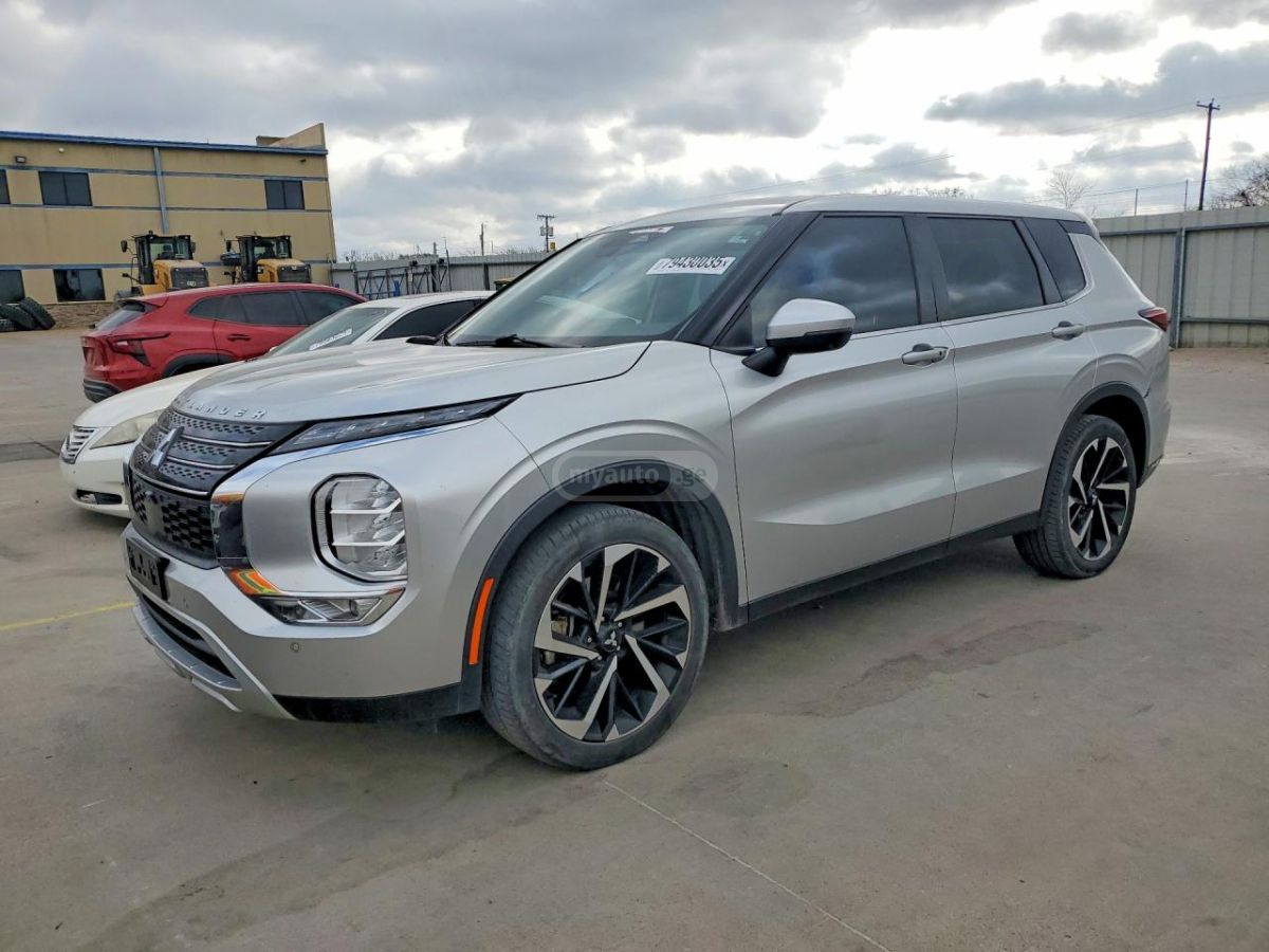 Mitsubishi Outlander - фото 1