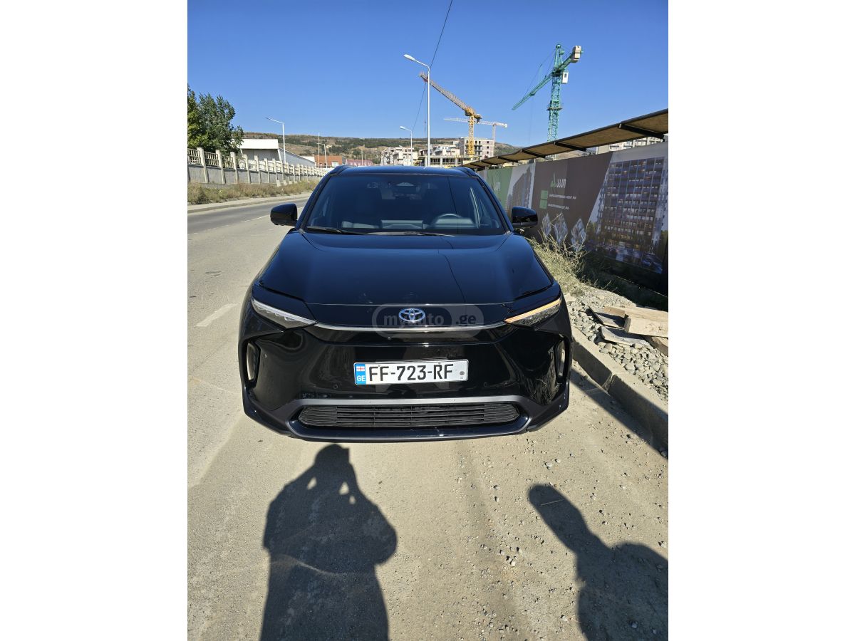 Toyota bZ4X - фото 1