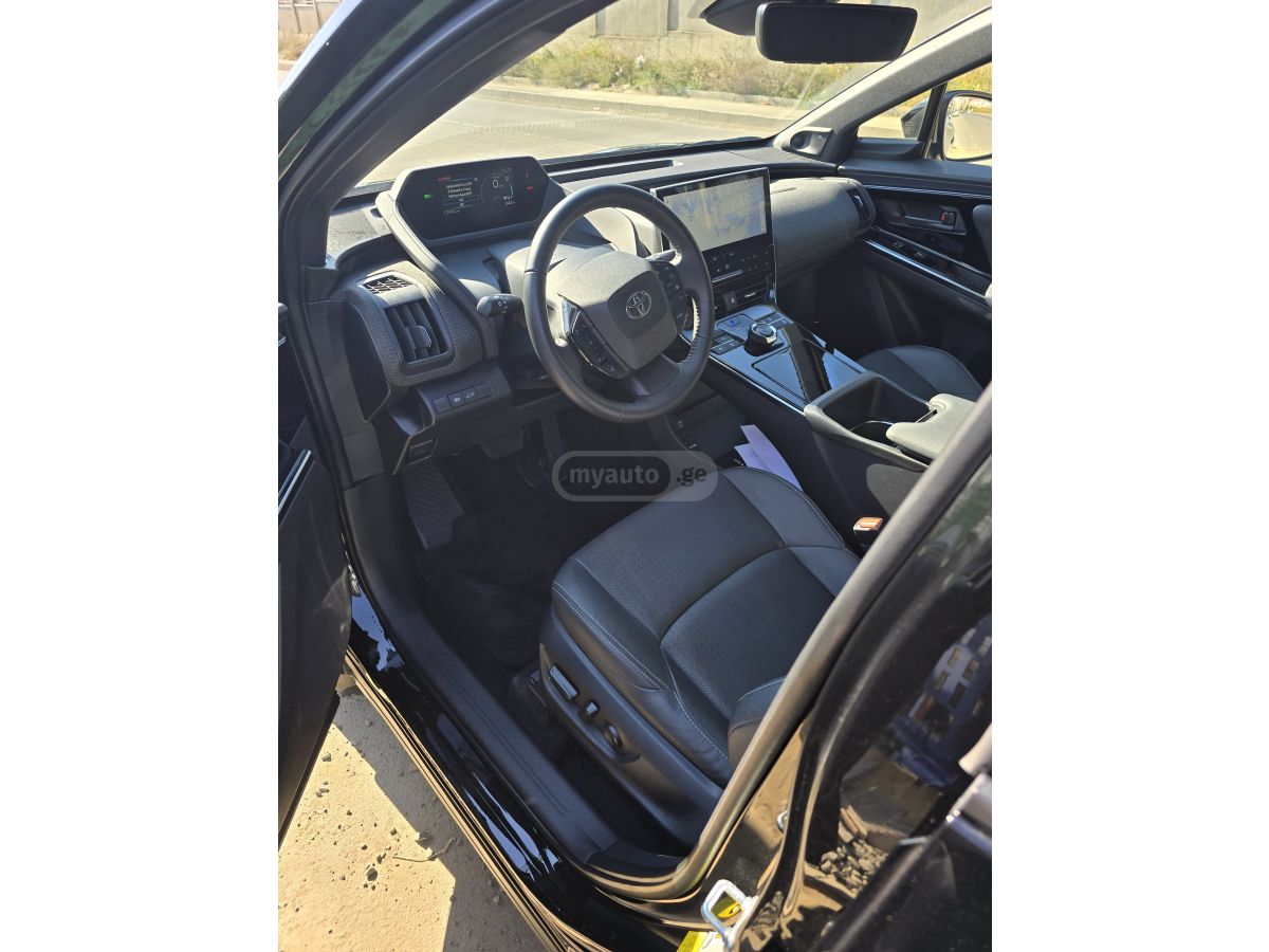 Toyota bZ4X - фото 8