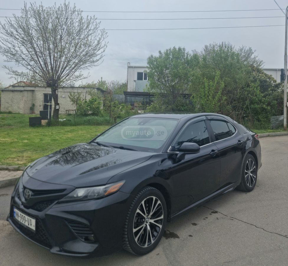 Toyota Camry - фото 1