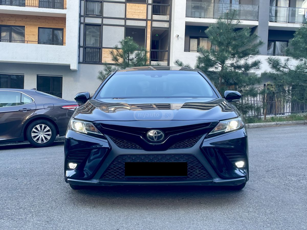 Toyota Camry - фото 1