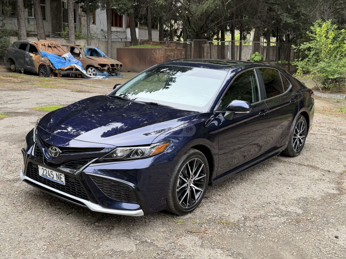 Toyota Camry - фото 1