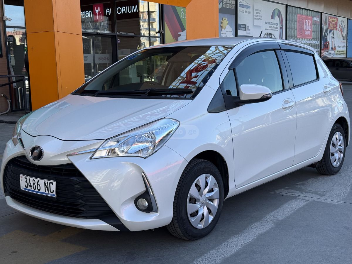Toyota Vitz - фото 1