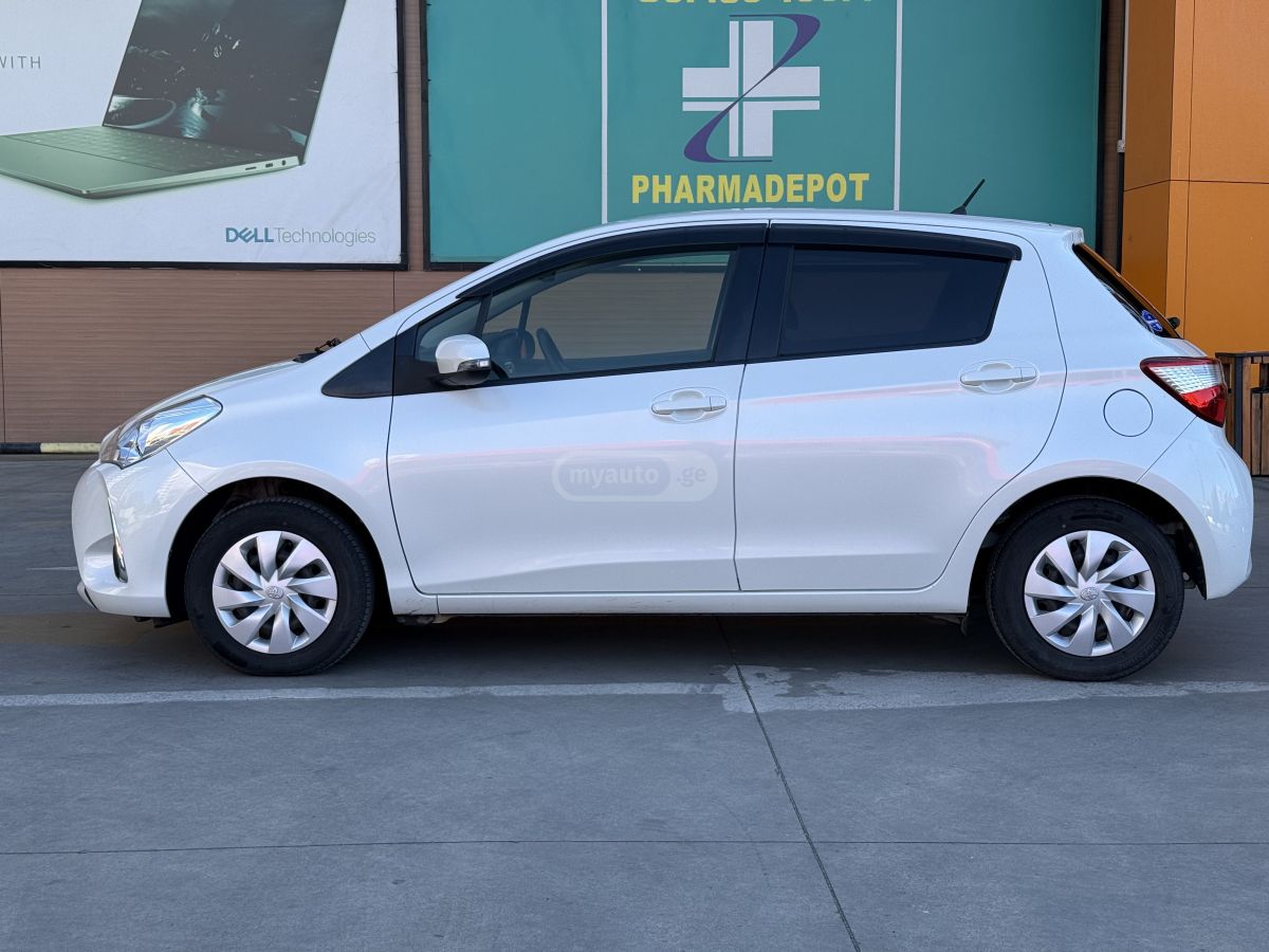 Toyota Vitz - фото 2
