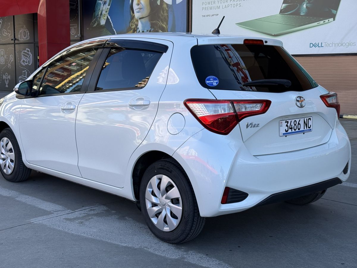 Toyota Vitz - фото 3