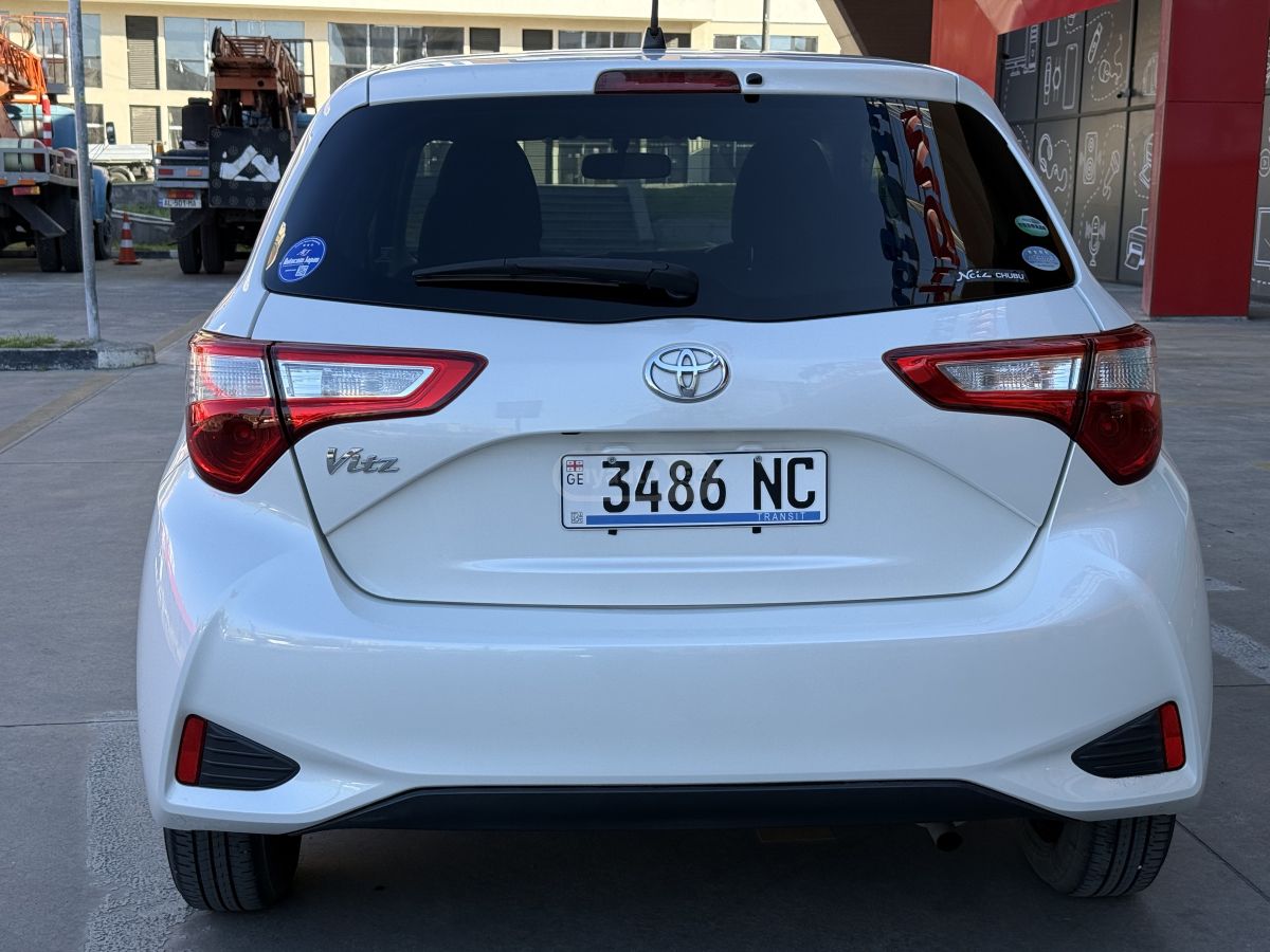 Toyota Vitz - фото 4