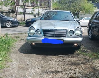 Mercedes-BenzE 320
