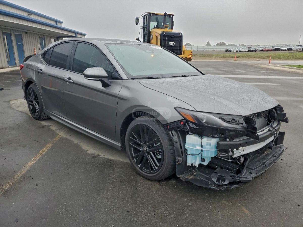 Toyota Camry - фото 1