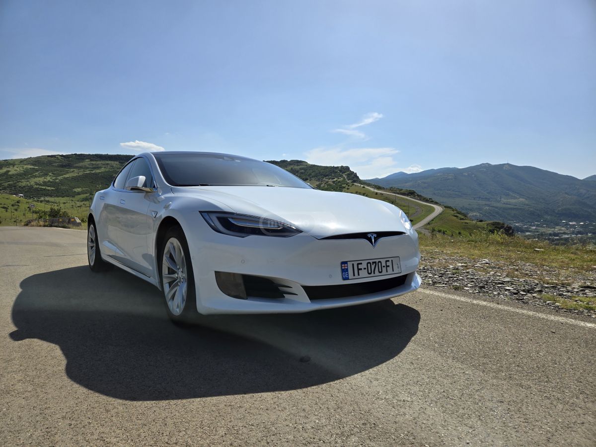 Tesla Model S - фото 1