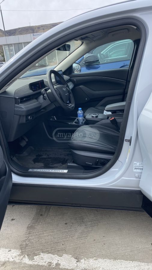 Ford Premium 4dr 4x2 Automatic — миниатюра 11