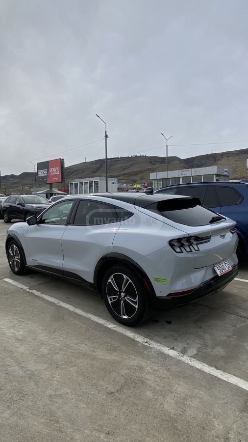 Ford Premium 4dr 4x2 Automatic — миниатюра 6