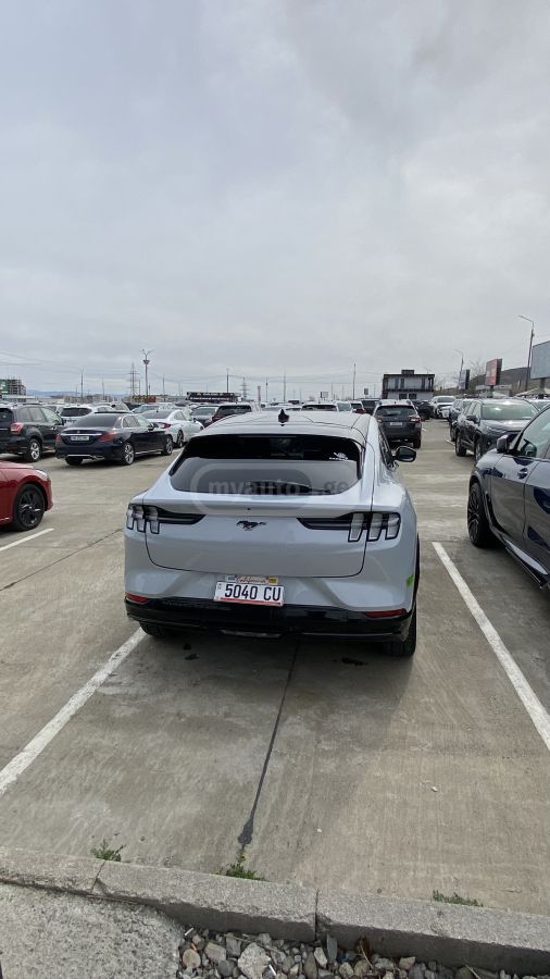 Ford Premium 4dr 4x2 Automatic — миниатюра 8