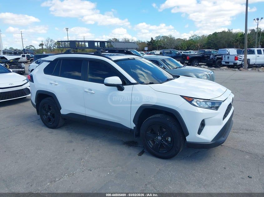 Toyota RAV 4 - фото 1