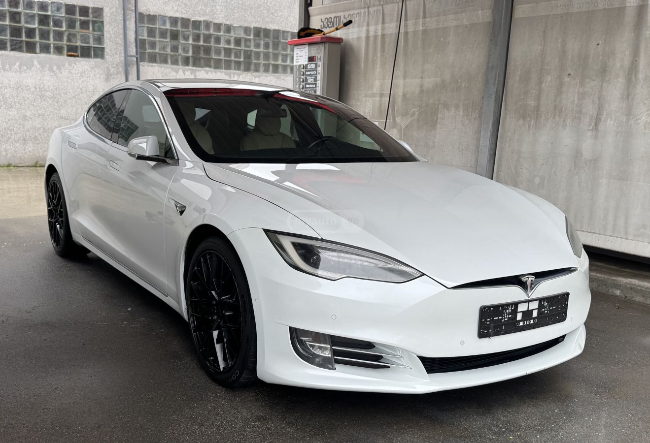 Tesla Model S - фото 1