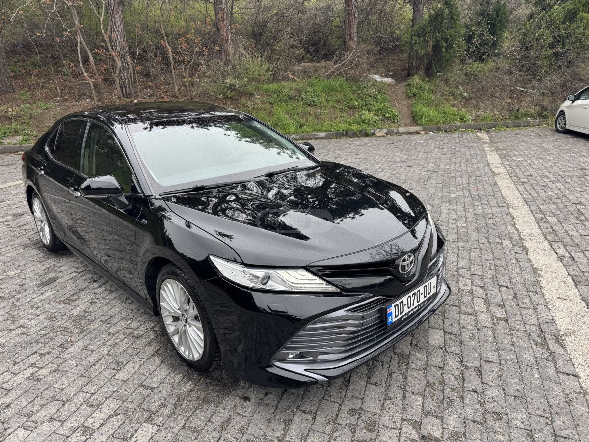 Toyota Camry - фото 1