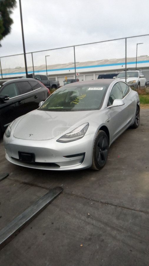 Tesla Model 3 - фото 1