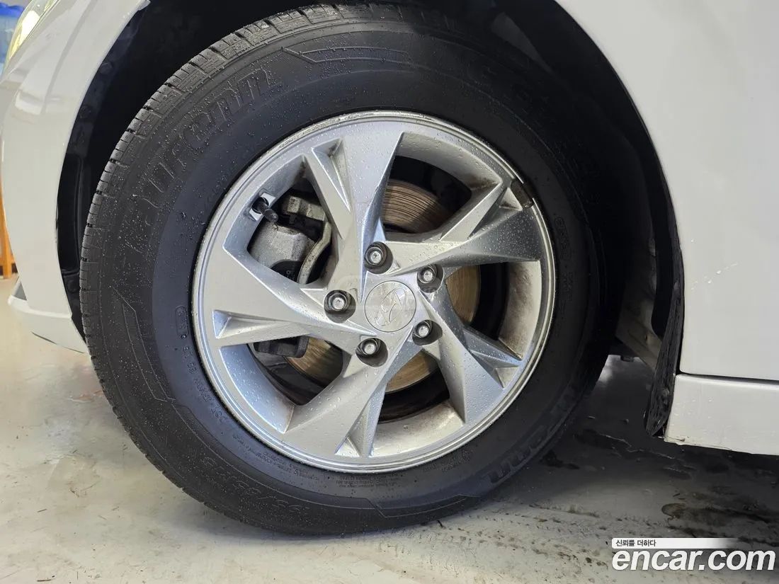 Hyundai Elantra - фото 5