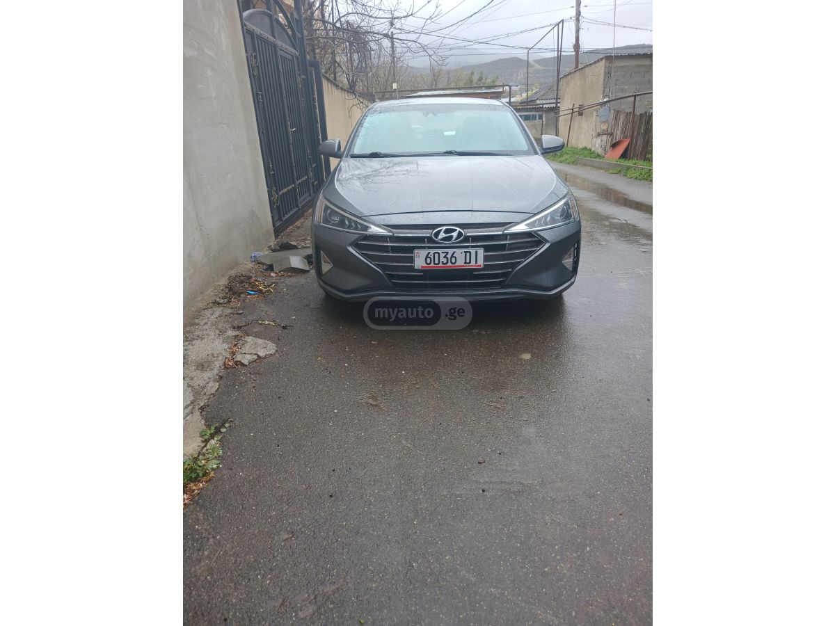 Hyundai Elantra - фото 1