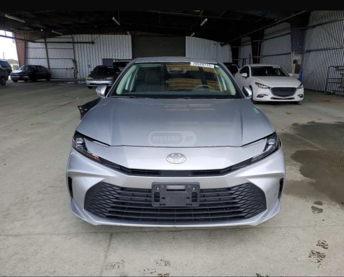 Toyota Camry - фото 1