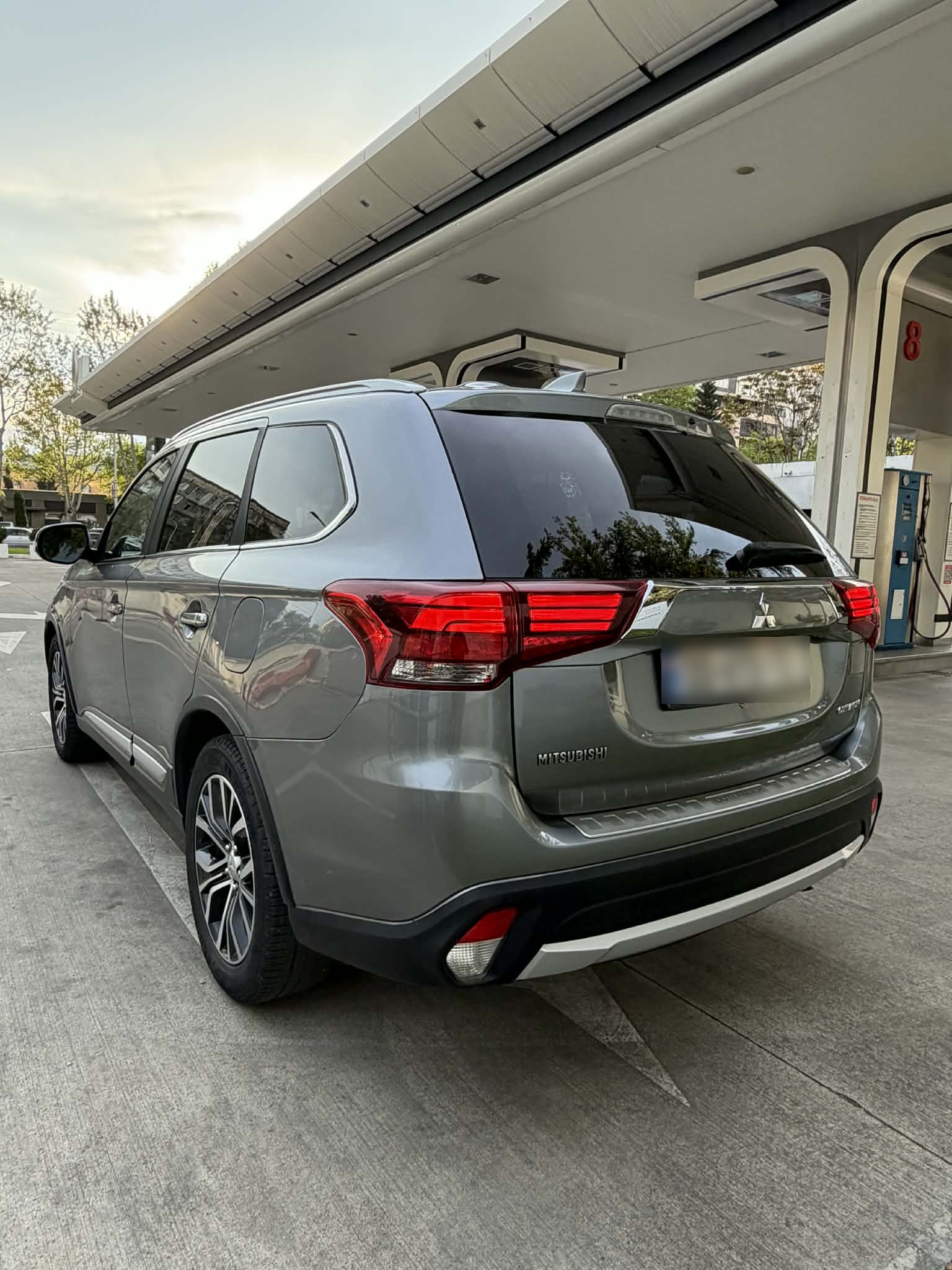 Mitsubishi Outlander - фото 1