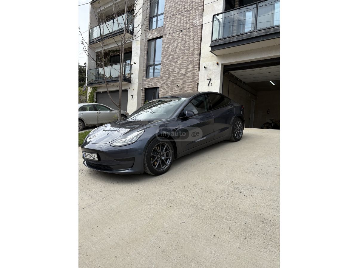Tesla Model 3 - фото 1
