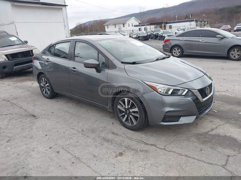 Nissan Versa - фото 1