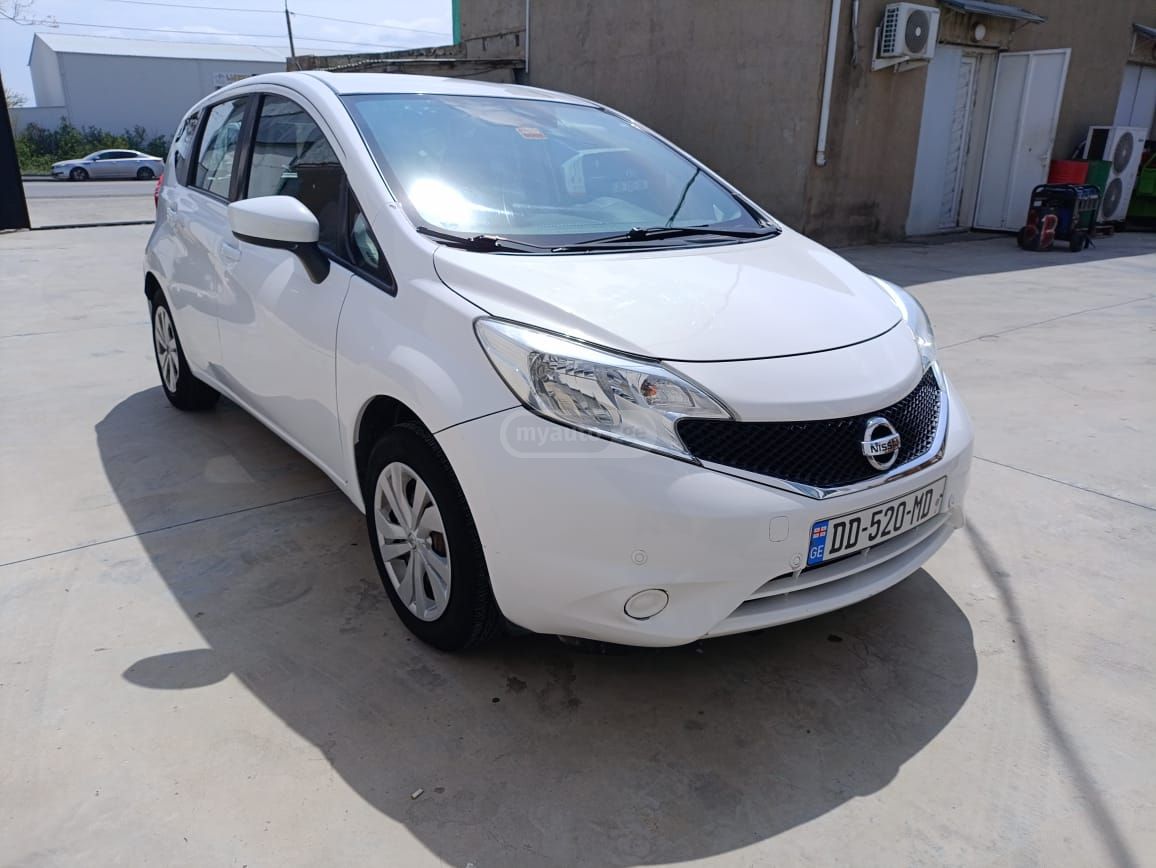 Nissan Versa - фото 1