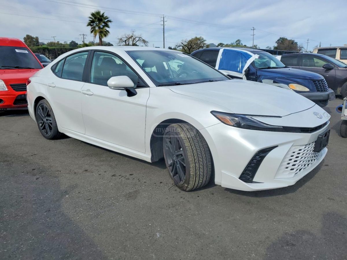 Toyota Camry - фото 1