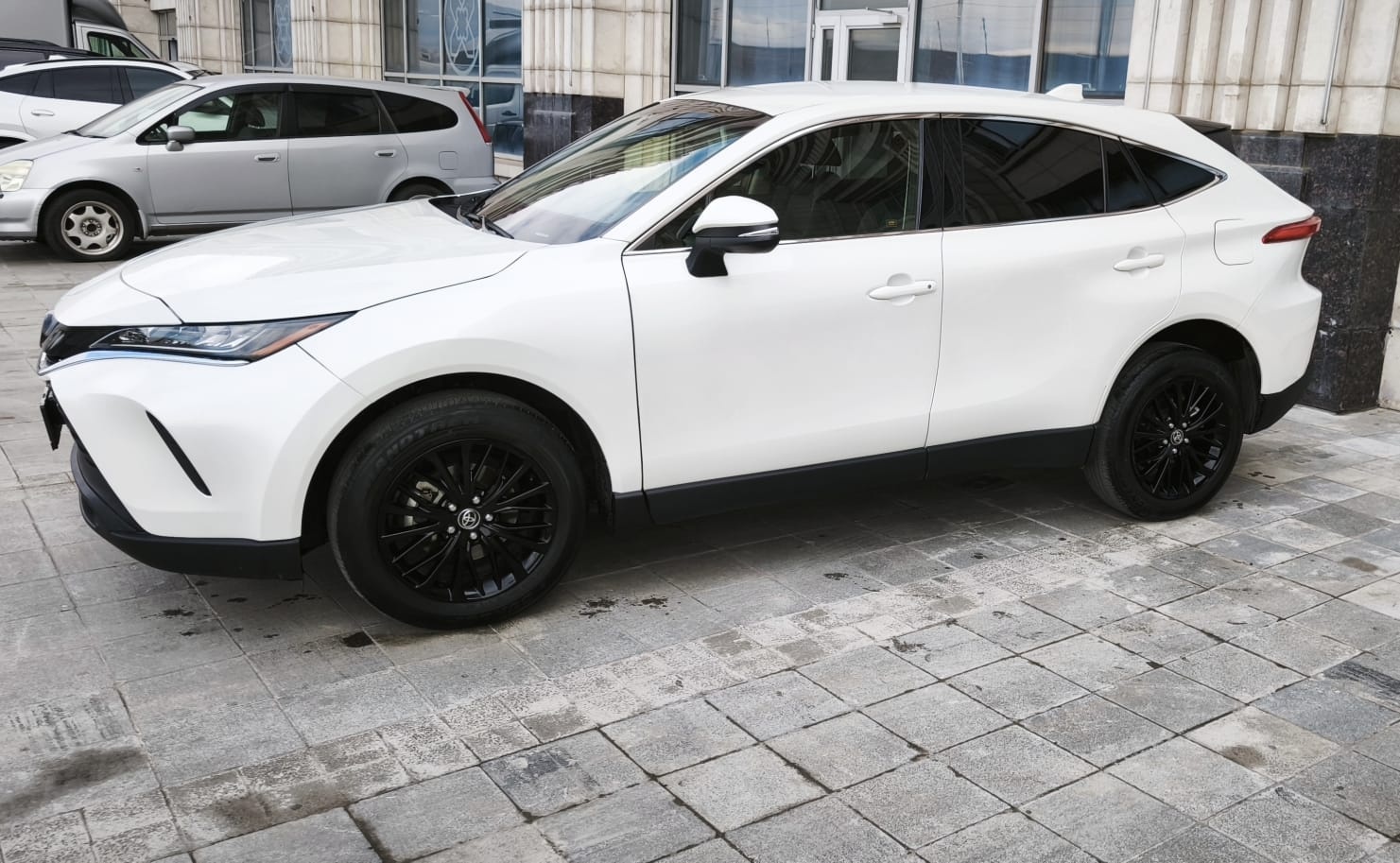Toyota LE 4dr All-Wheel Drive CVT — миниатюра 1