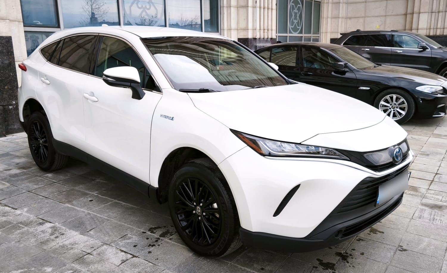 Toyota LE 4dr All-Wheel Drive CVT — миниатюра 4