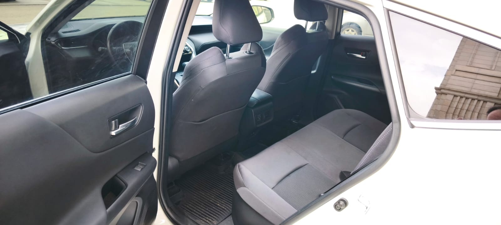 Toyota LE 4dr All-Wheel Drive CVT — миниатюра 8