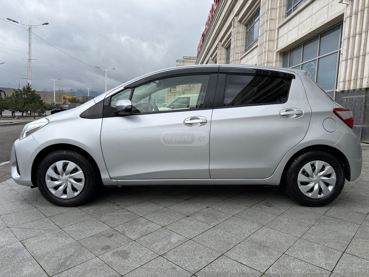 Toyota Vitz - фото 5