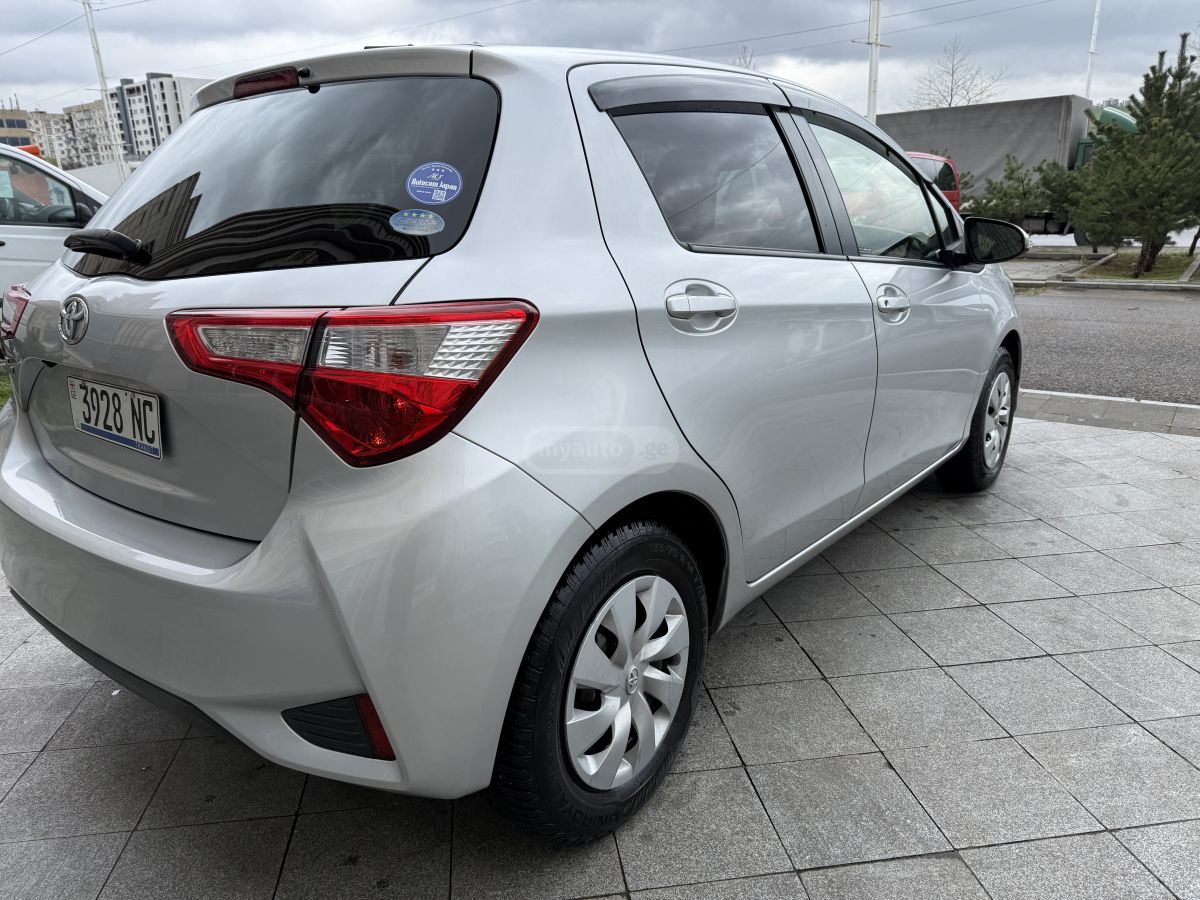 Toyota Vitz - фото 8