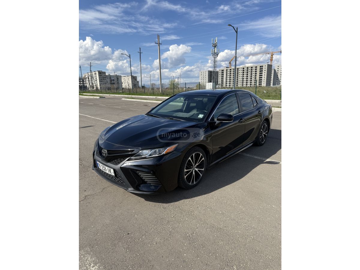 Toyota Camry - фото 1