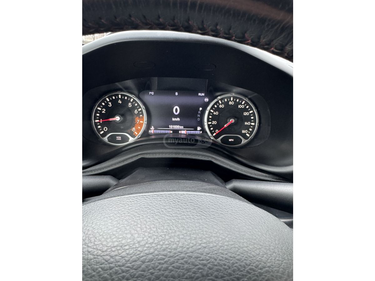 Jeep Renegade - фото 12