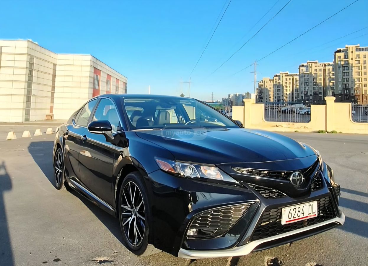 Toyota Camry - фото 1