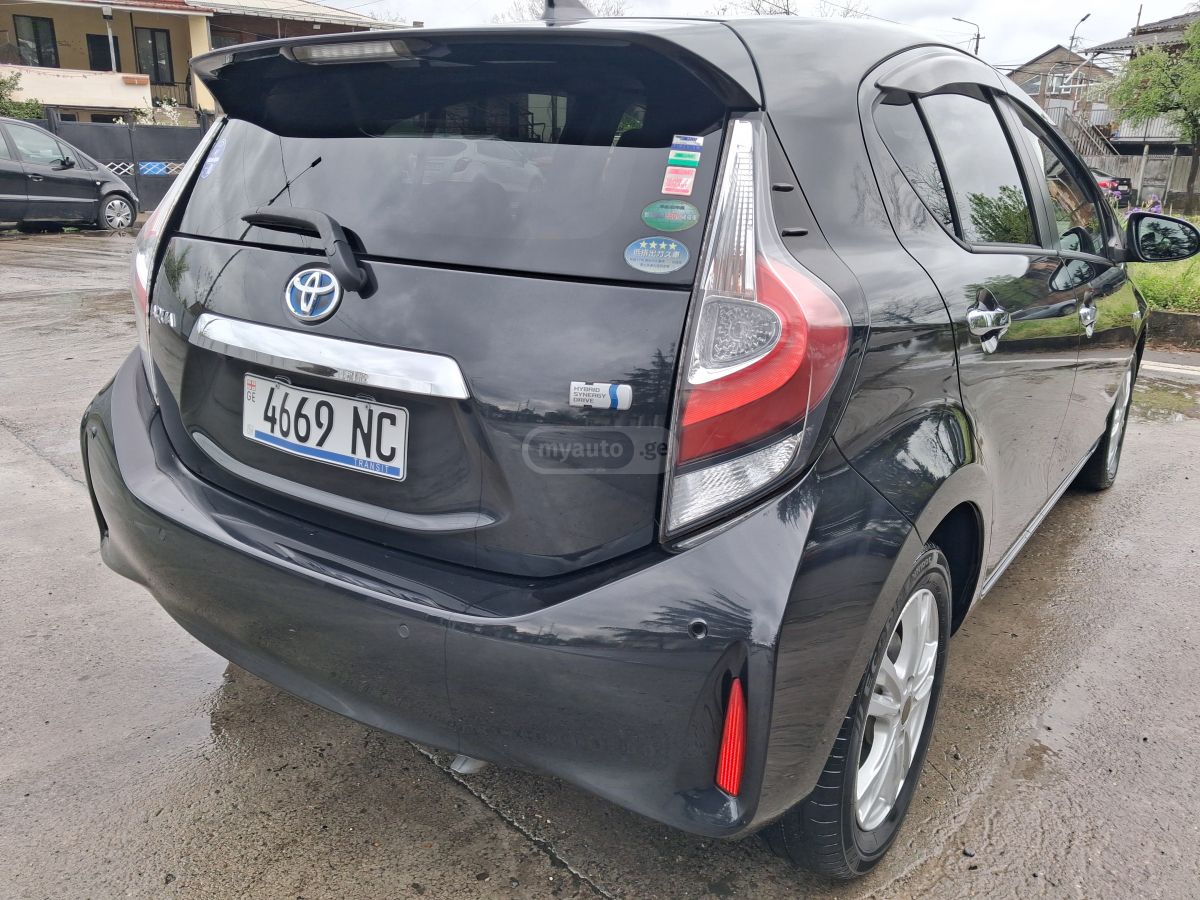 Toyota Aqua - фото 4