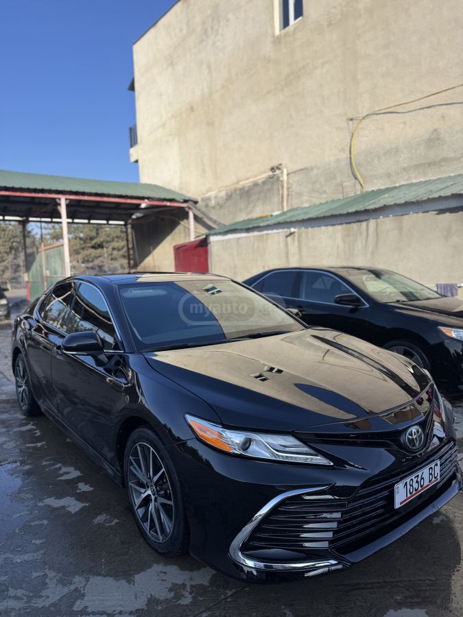 Toyota Camry - фото 1