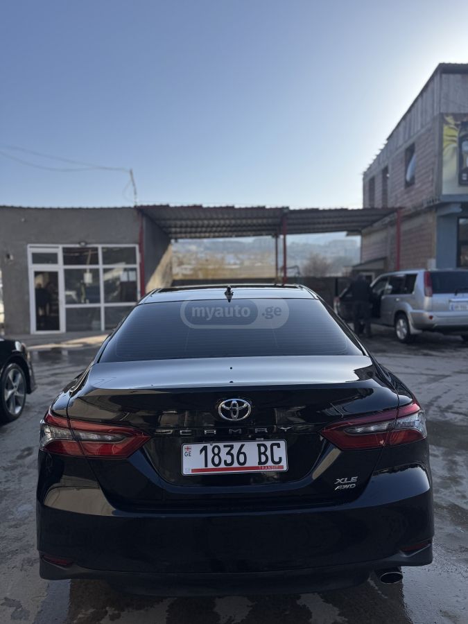 Toyota XLE 4dr All-Wheel Drive Sedan — миниатюра 3