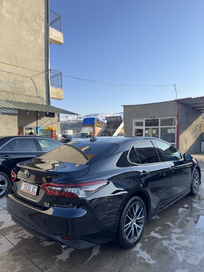 Toyota XLE 4dr All-Wheel Drive Sedan — миниатюра 4