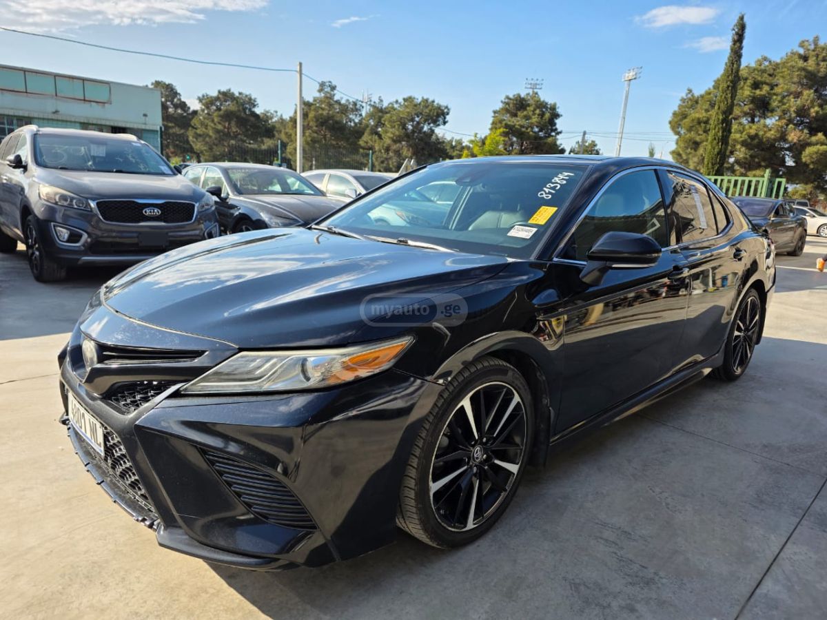 Toyota Camry - фото 1