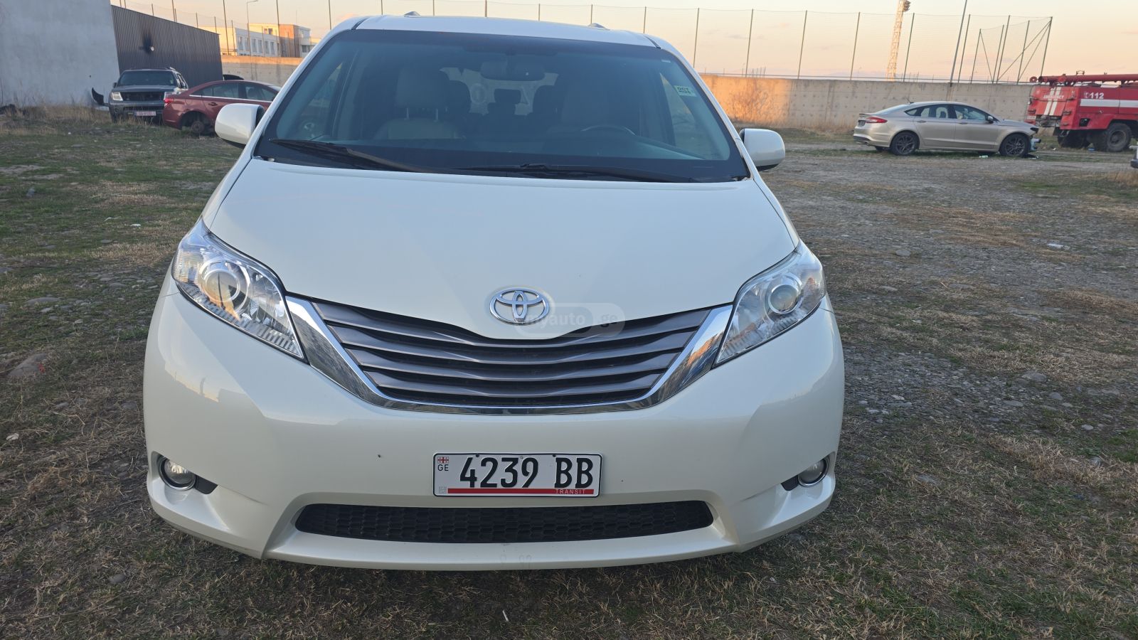 Toyota Sienna - фото 1