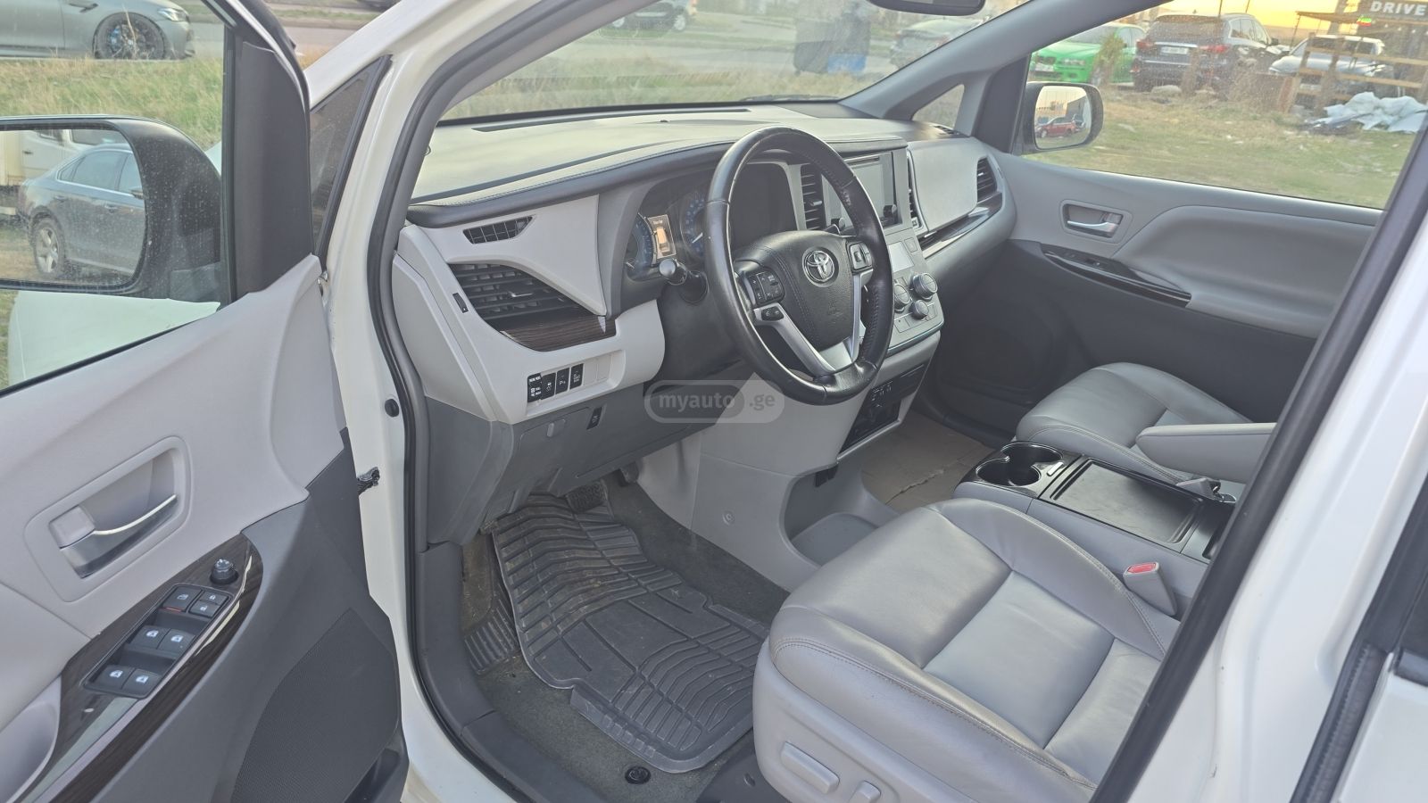 Toyota Sienna - фото 12