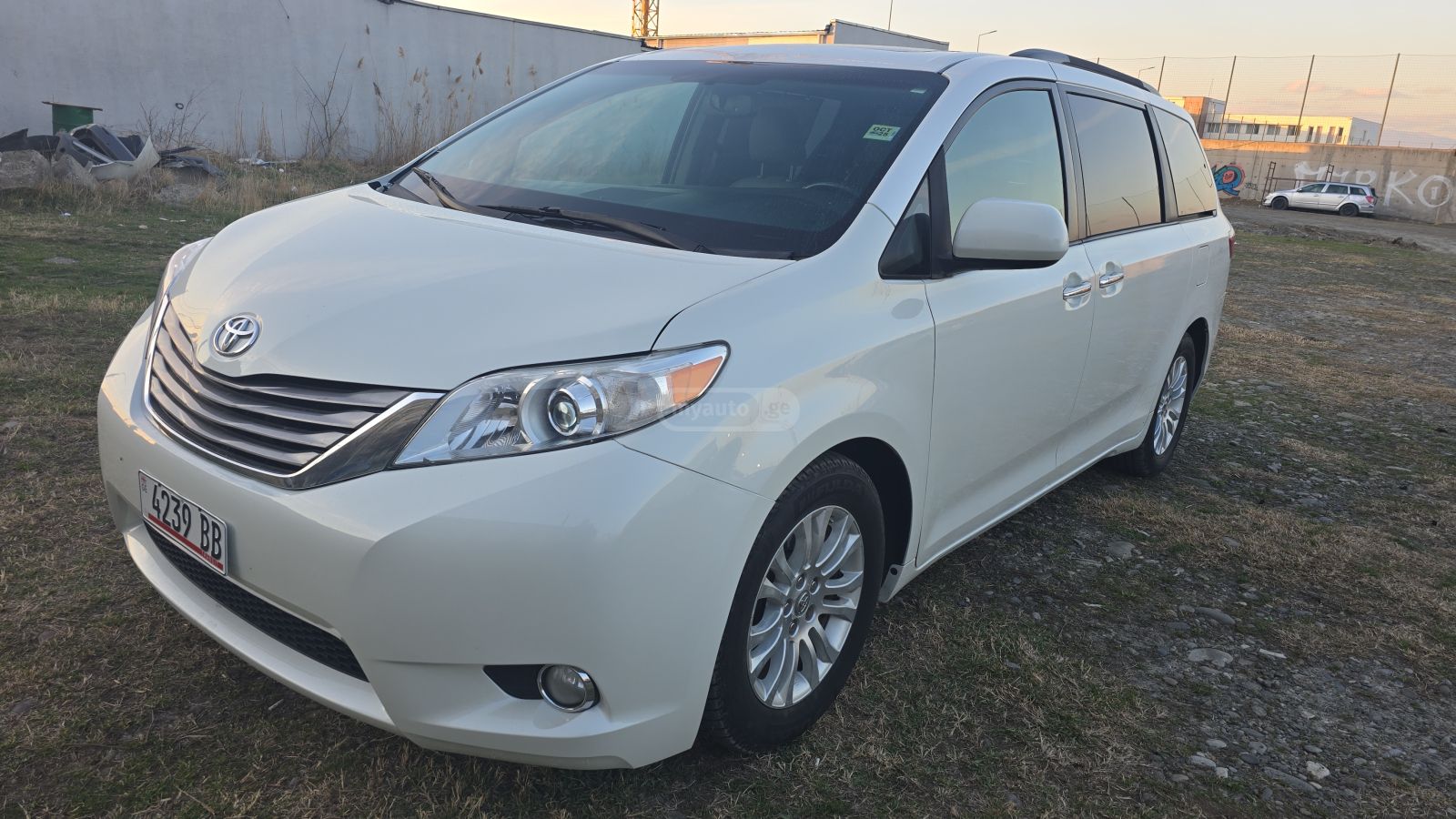 Toyota Sienna - фото 3