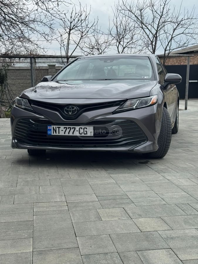 Toyota Camry - фото 1
