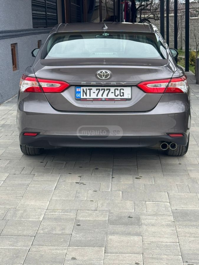 Toyota Camry - фото 2