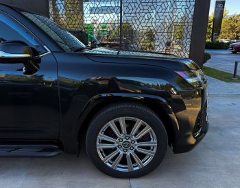 Lexus LX 500 