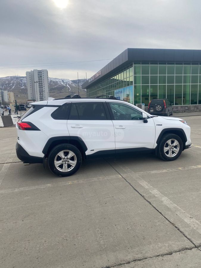 Toyota RAV 4 - фото 1