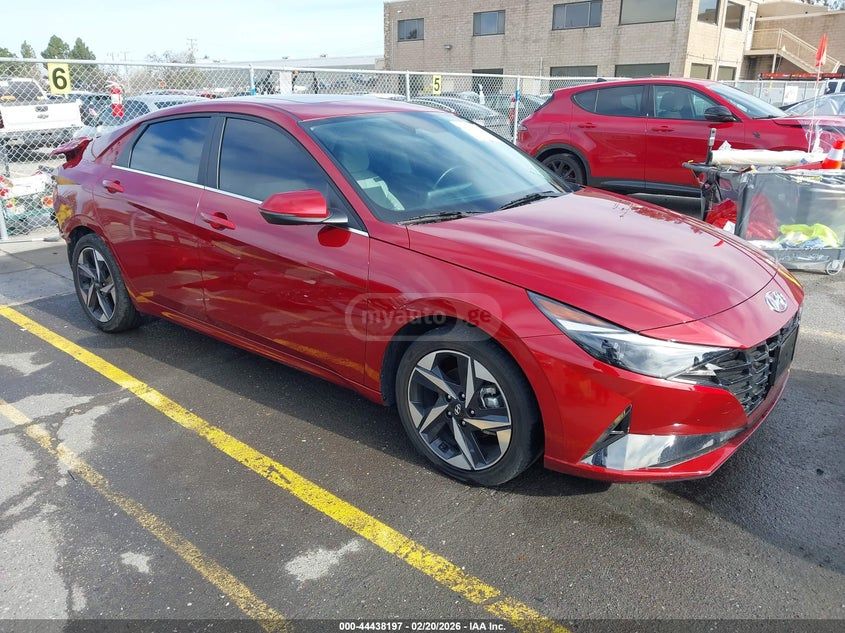 Hyundai Elantra - фото 1