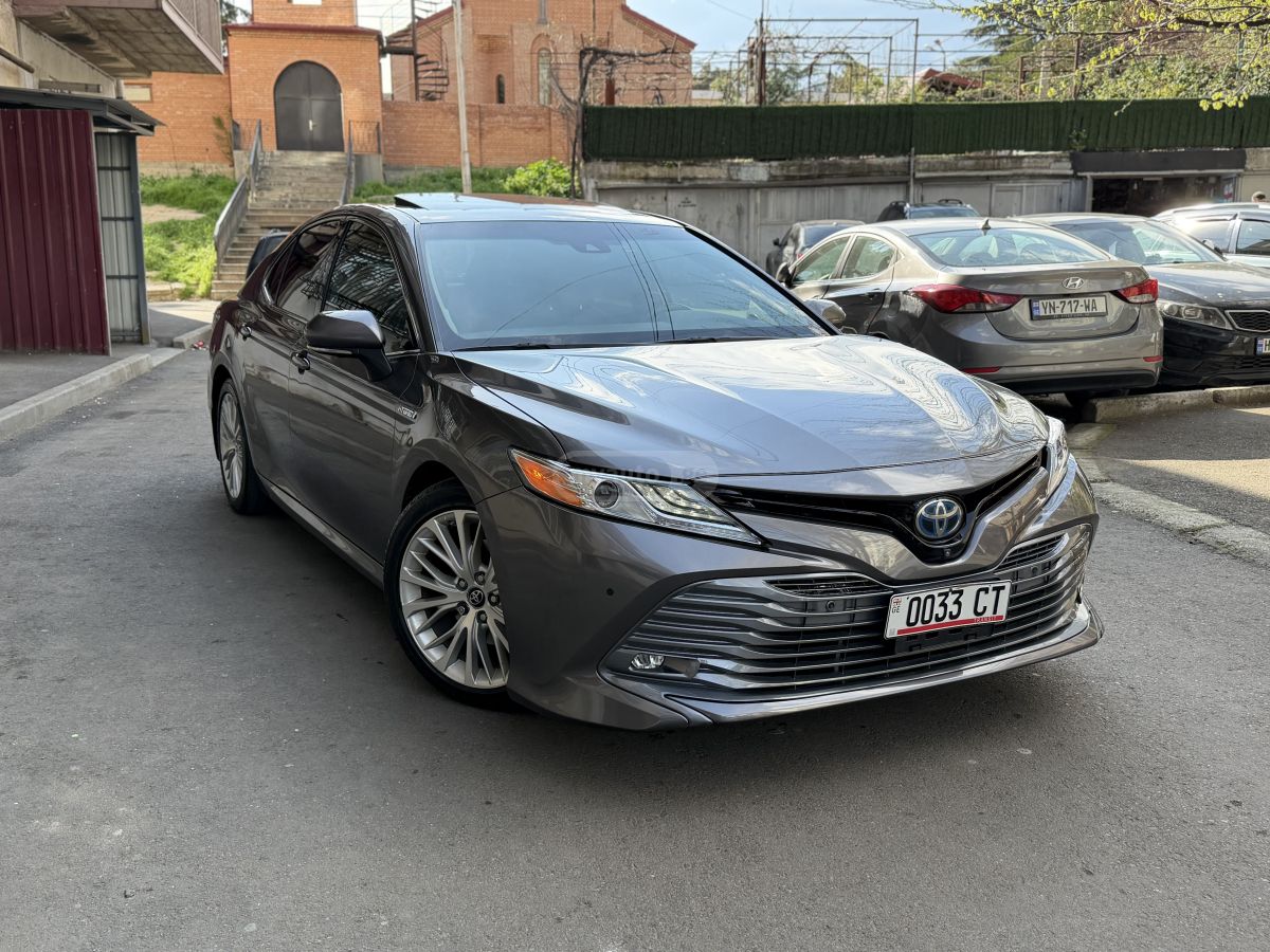Toyota Camry - фото 1